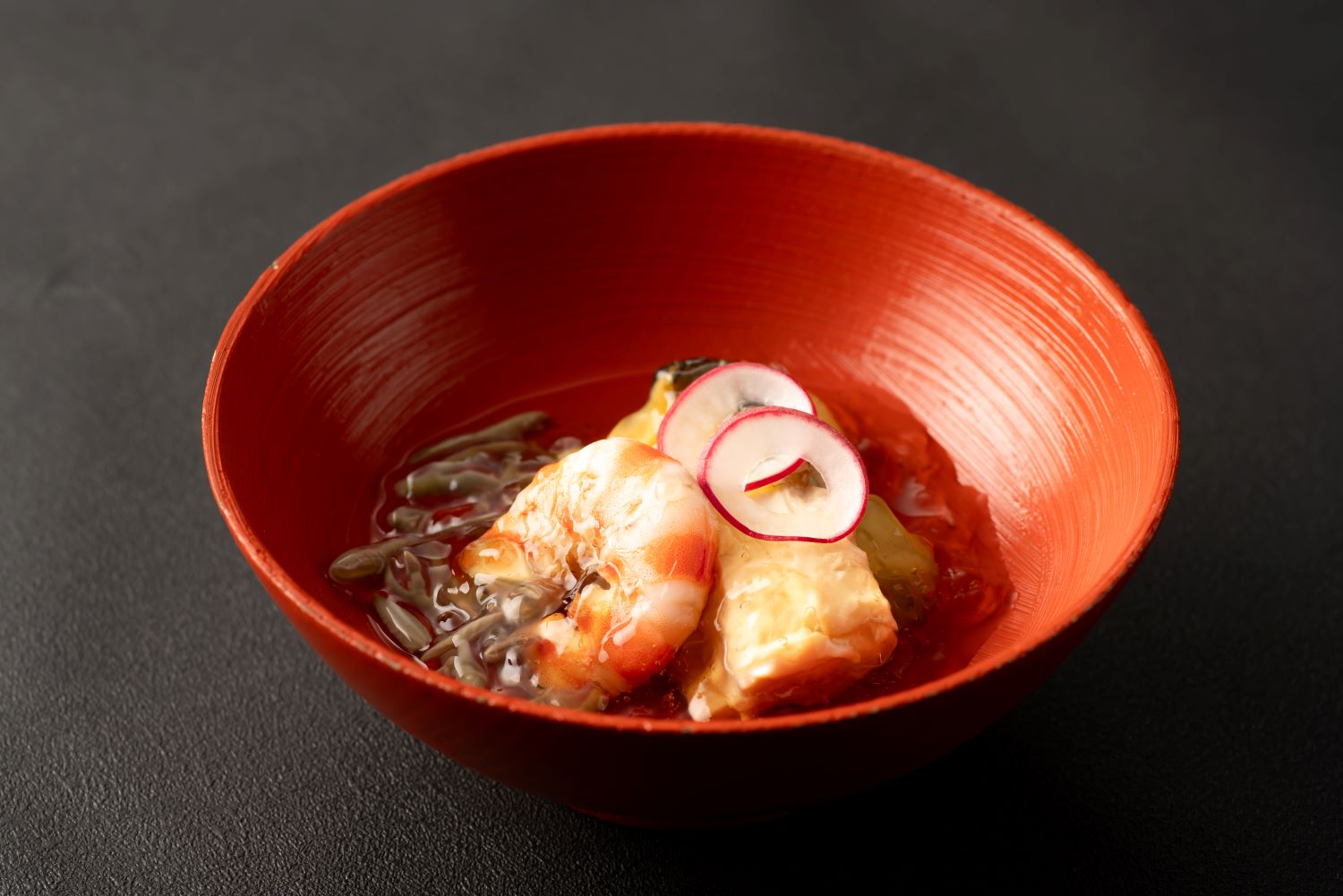 【特別大和懐石】夏・季節の素材で彩り豊かに仕上げた夏の懐石料理をお楽しみください。