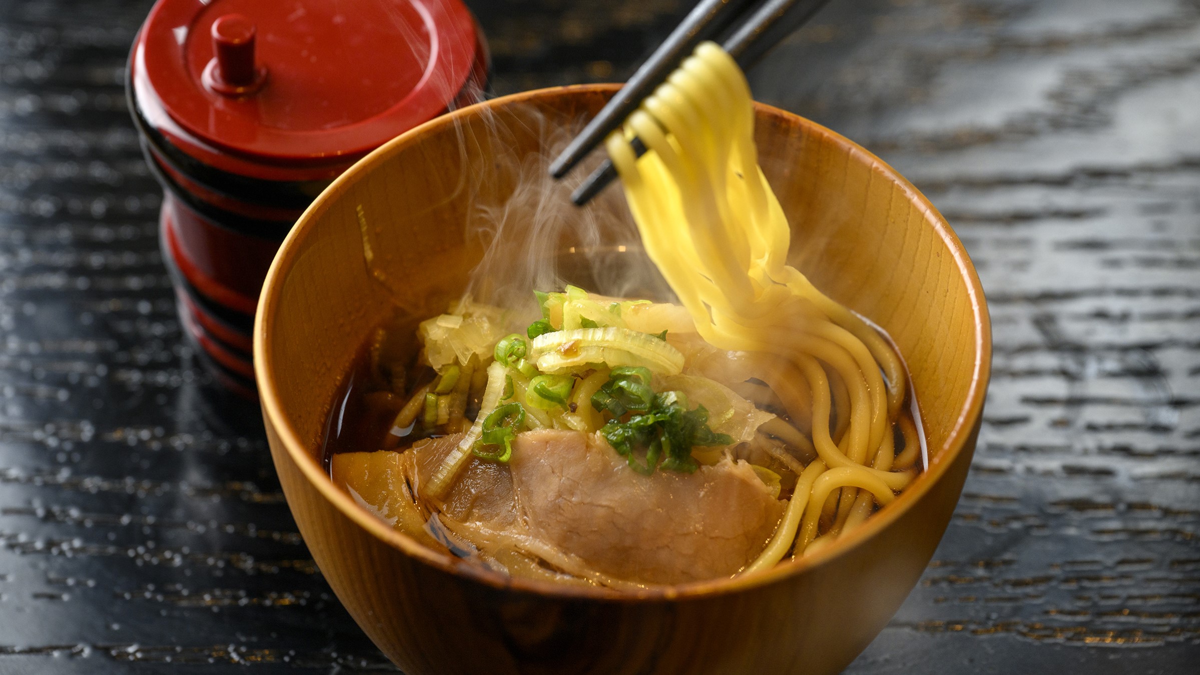 ホテル特製「醤油ラーメン」コク旨なあっさりスープ、朝でもするっといけちゃいます。