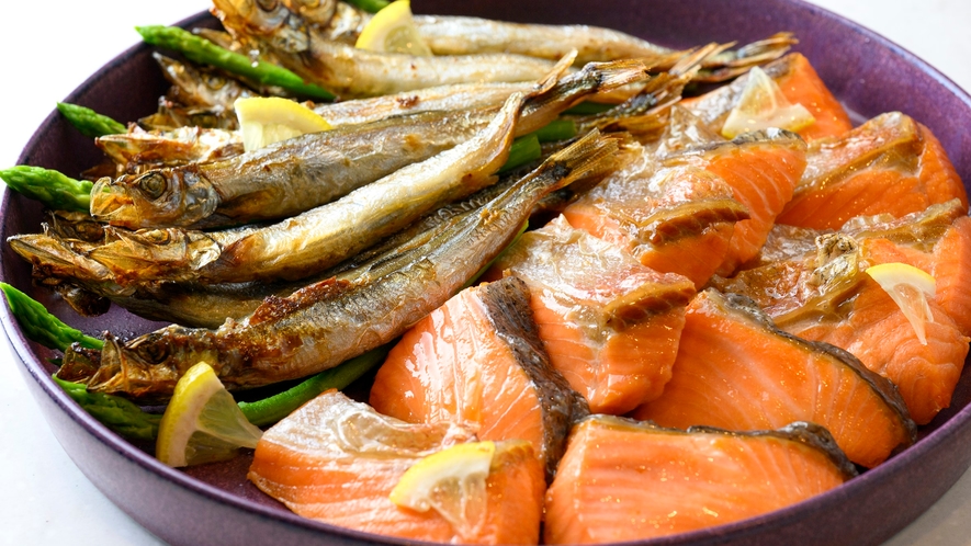 「鯖の塩焼き」「鮭の塩焼き」「ししゃも」など、焼き魚は日替わりでのご用意です。