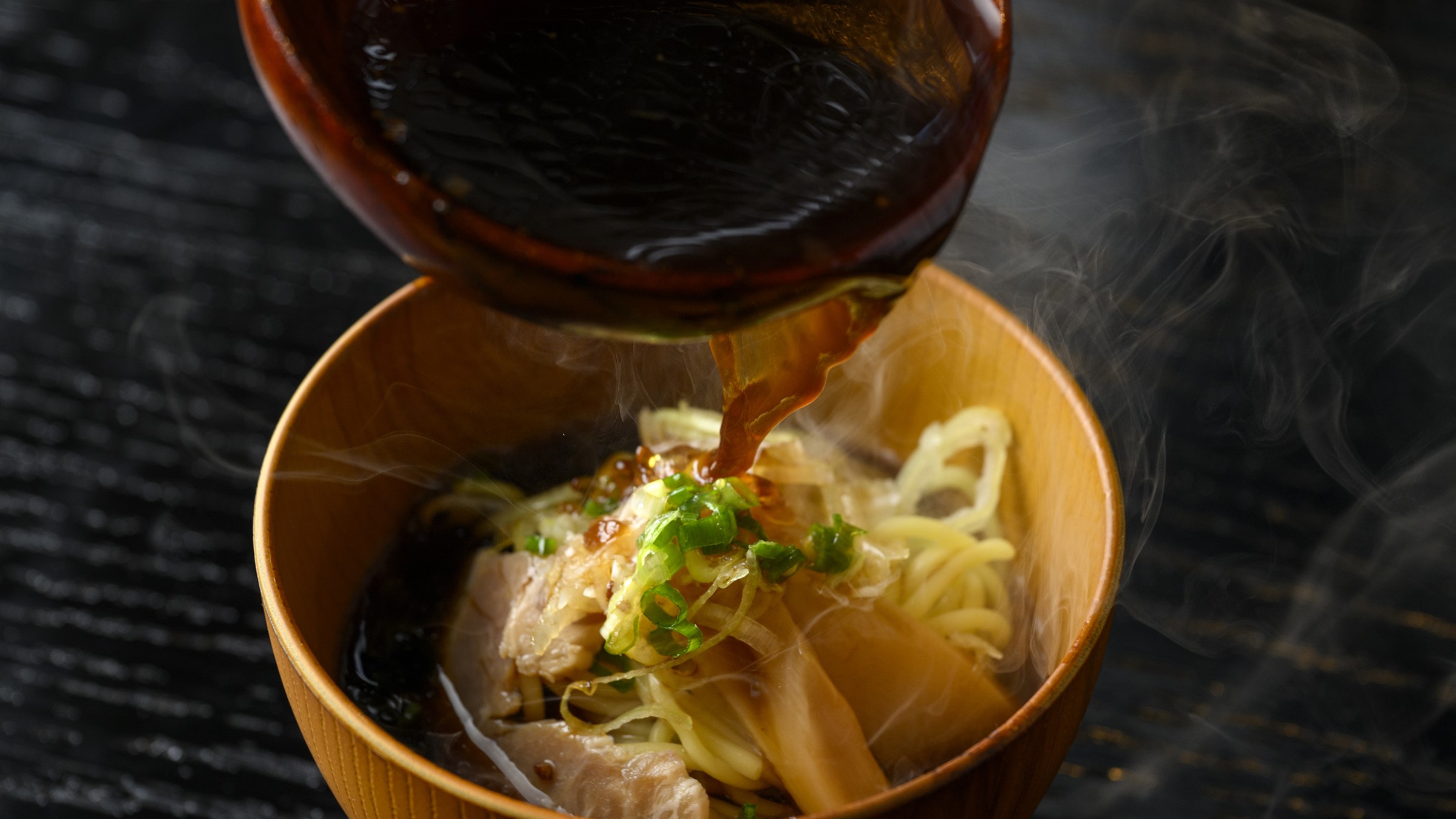 ホテル特製「醤油ラーメン」熱々のスープをかけて、さあ召し上がれ♪