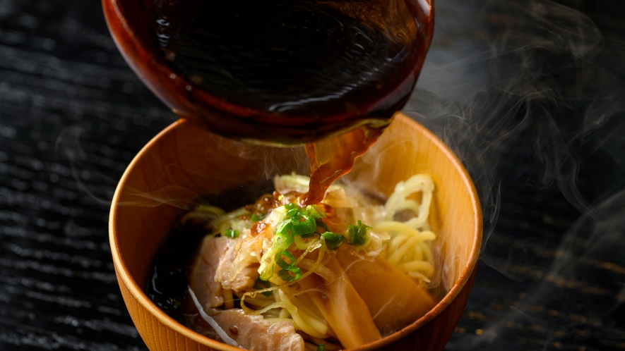 ホテル特製「醤油ラーメン」熱々のスープをかけて、さあ召し上がれ♪