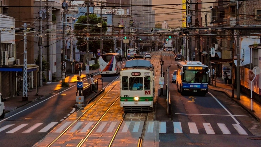 市街地を運行する路面電車：熊本市電