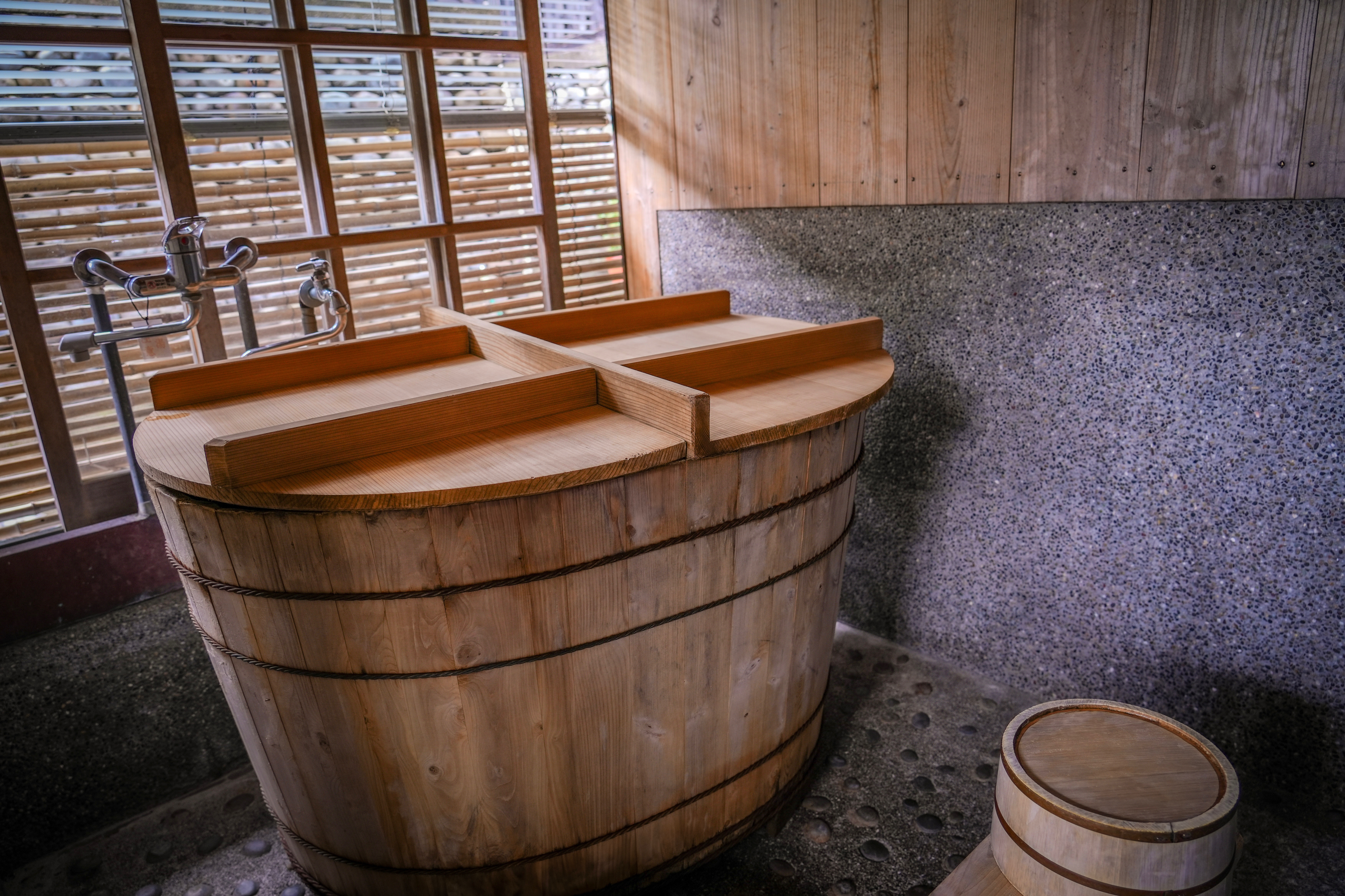 木製の桶風呂
