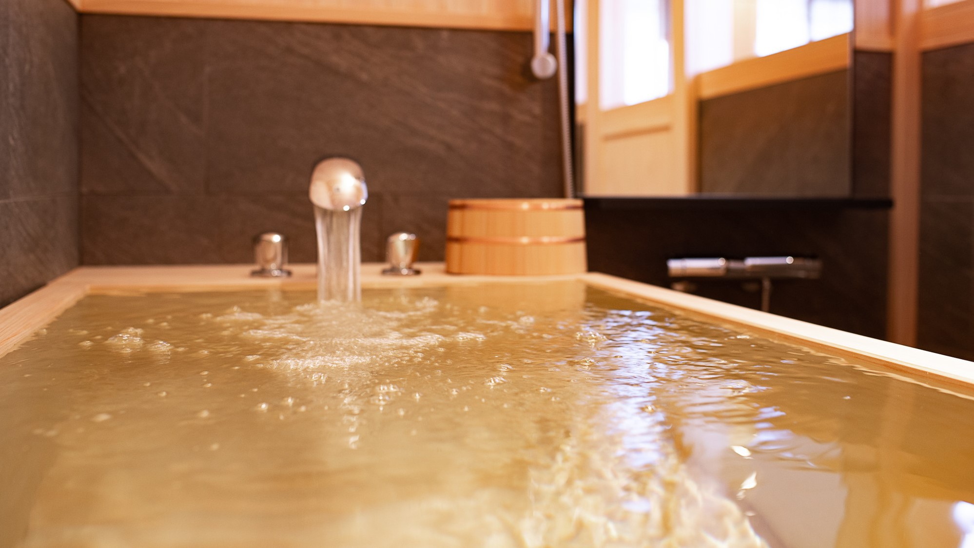 【お部屋のこだわり】お部屋に職人さん手作りの檜風呂をご用意。広々とした湯舟で木の香りに包まれながら、
