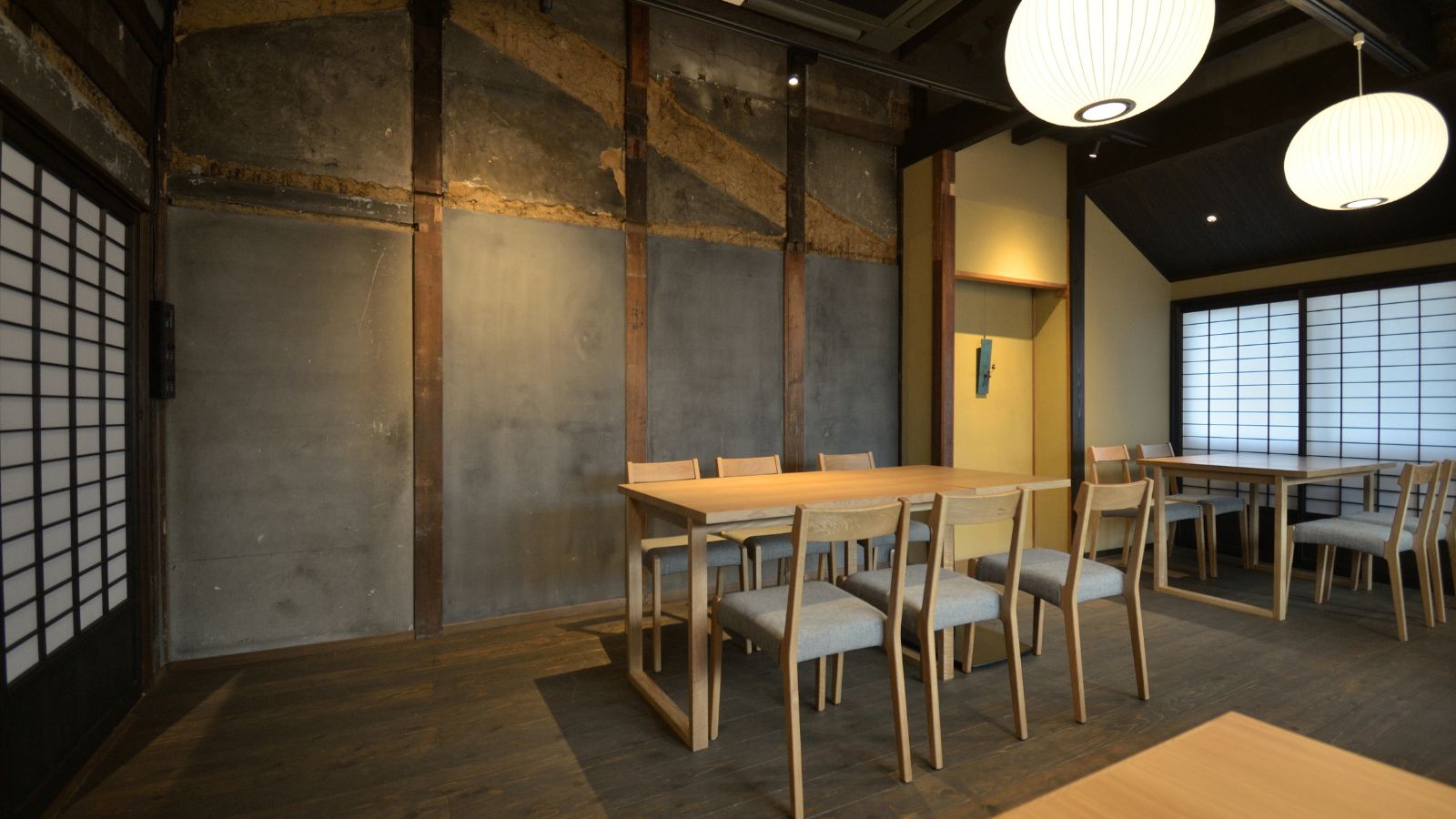 【ダイニング】料亭時代の座敷の間を改修した、レストランLE UN（ルアン）