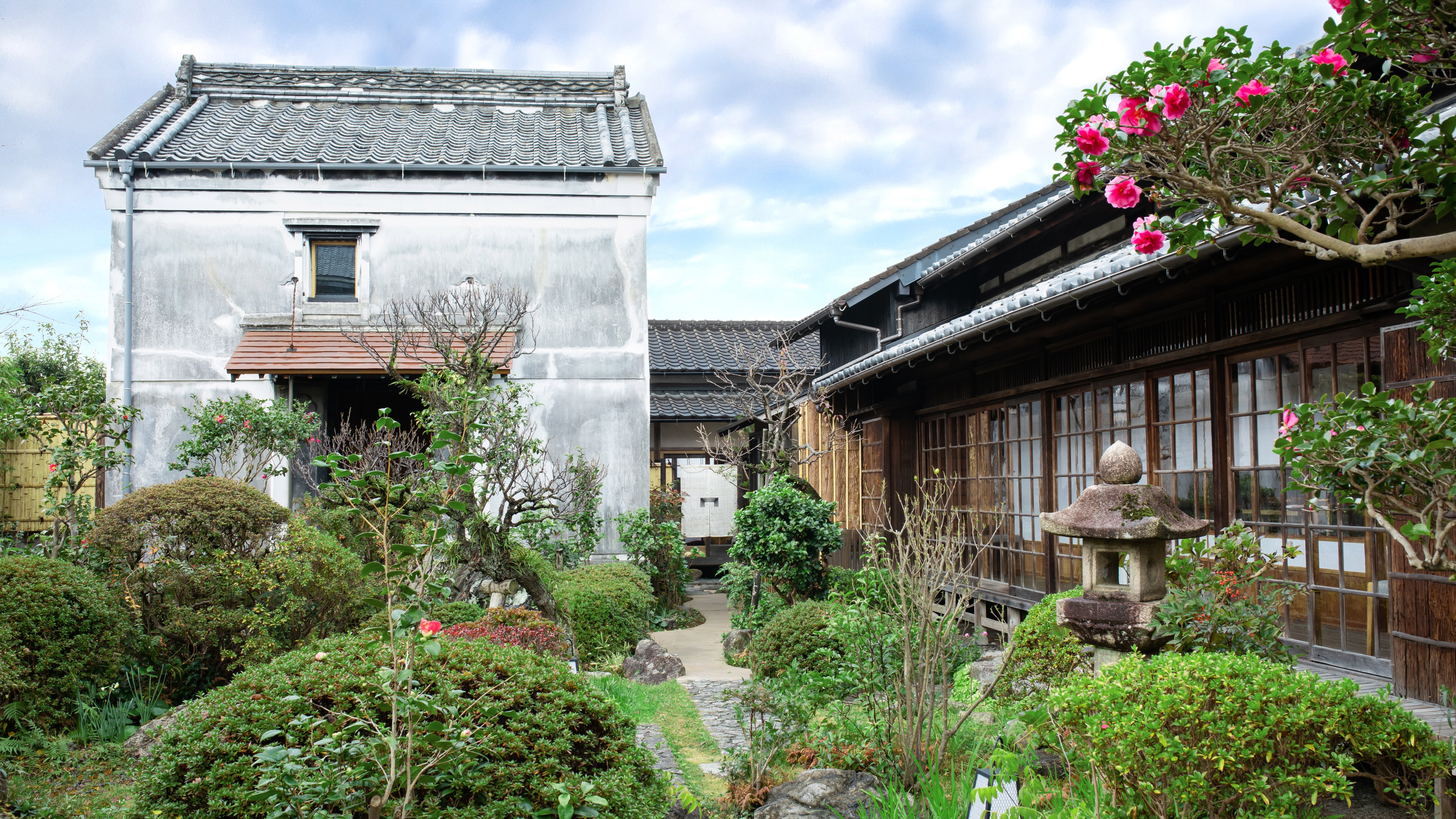 【中庭】敷地の中心に位置するのは様々な草花が咲き誇る中庭。季節ごとの景色をお楽しみください。