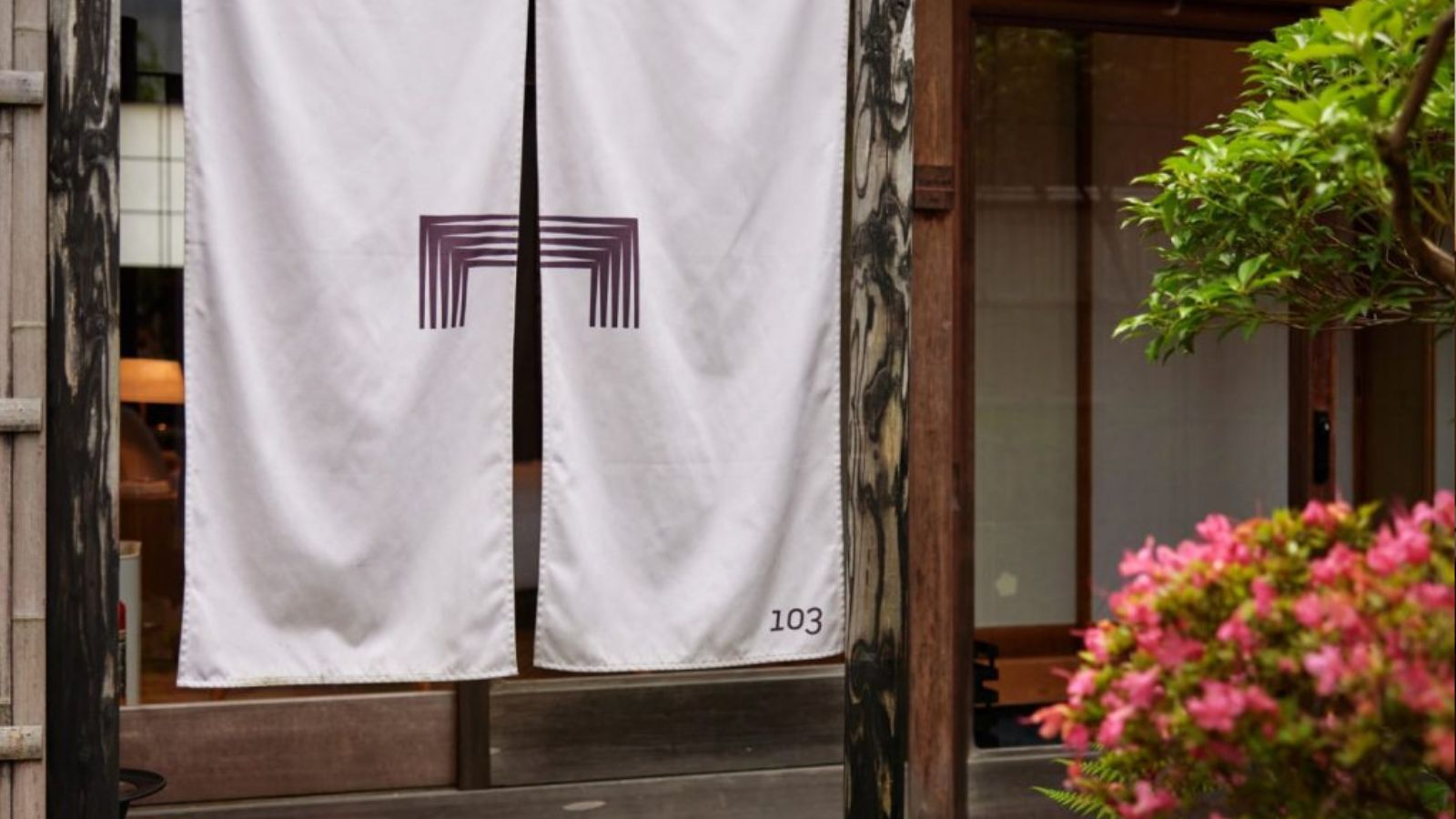 VMGグランド 103（2名定員）フロントとも近く、庭園を通ってお部屋に行っていただけます。