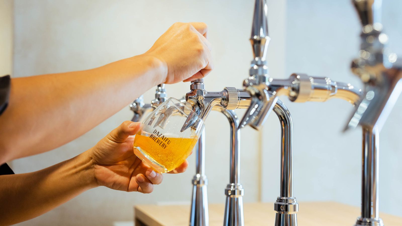 【アクティビティ】醸造工程を見学し、できたてのクラフトビールを堪能する特別な体験を。