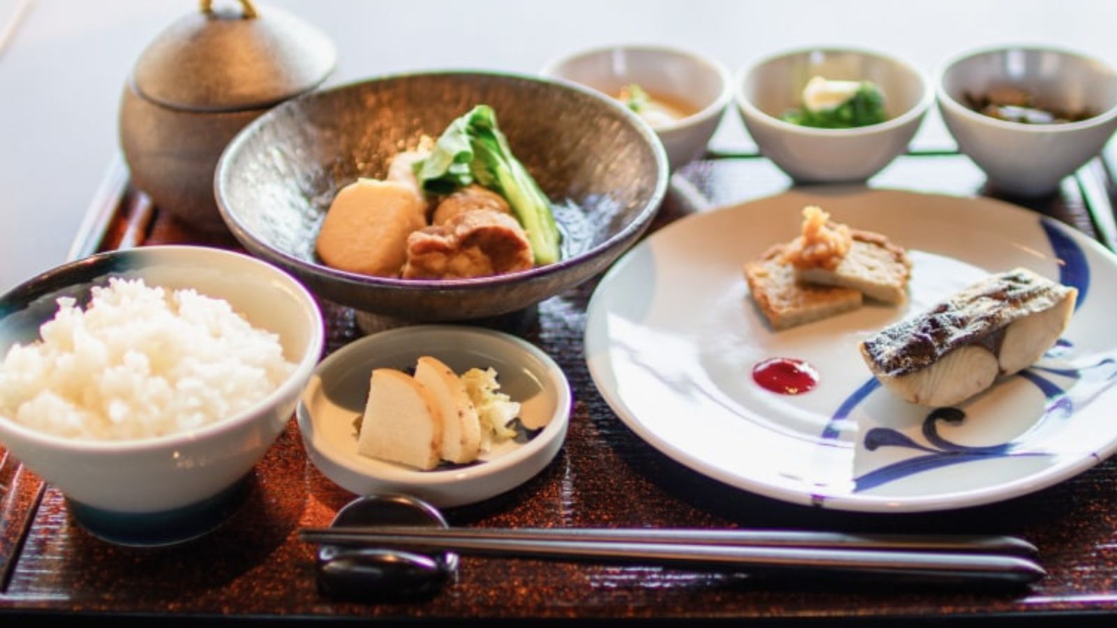 【お食事】宿泊のお客様限定の、福岡の美食を使った和朝食をお楽しみください。