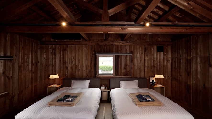 VMGプレミア 101（3名定員） 2階のベッドルームは美しい蔵の木組みを間近で見られます。