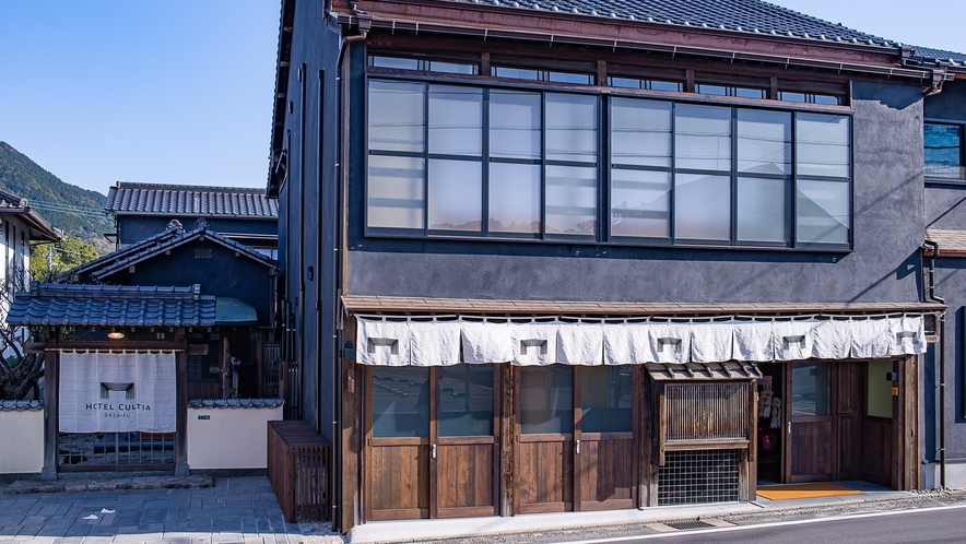 【まちに溶け込む歴史建築に泊まる】 日本建築の美しさ、建物の歴史背景を尊重した設え。