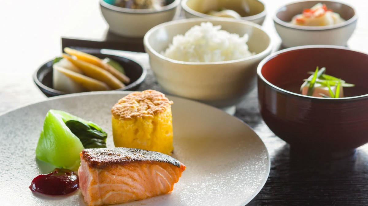 【お食事】 一日の始まりは新鮮な地元食材をつかった栄養たっぷりの和食をご用意。