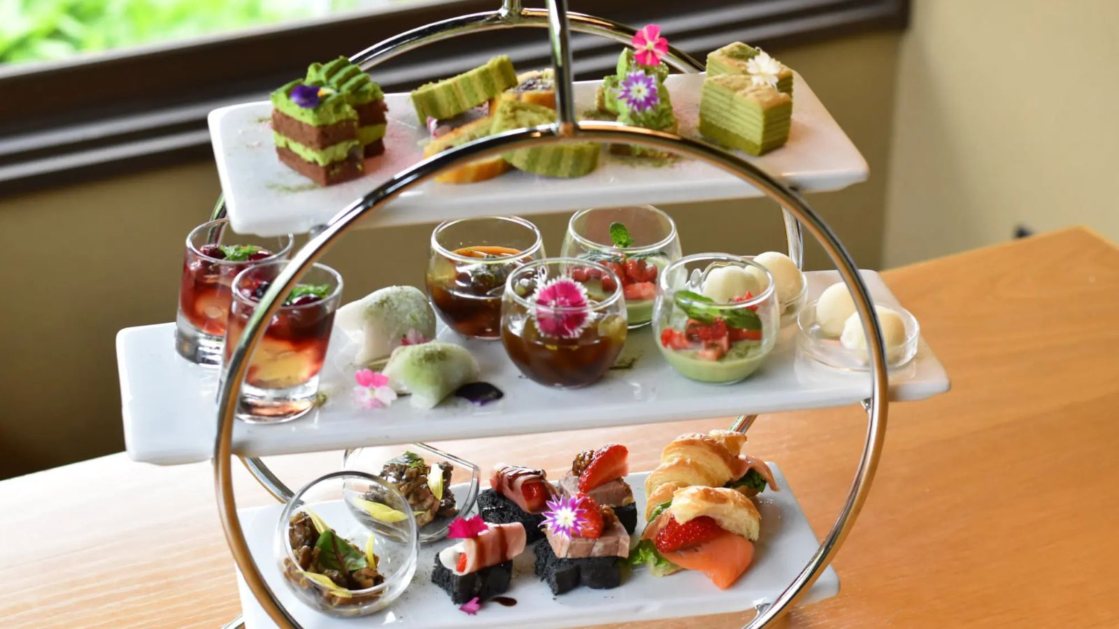 【アフタヌーンティー】季節ごとに旬の苺や抹茶を使用したセイボリー&スイーツをお楽しみいただけます。