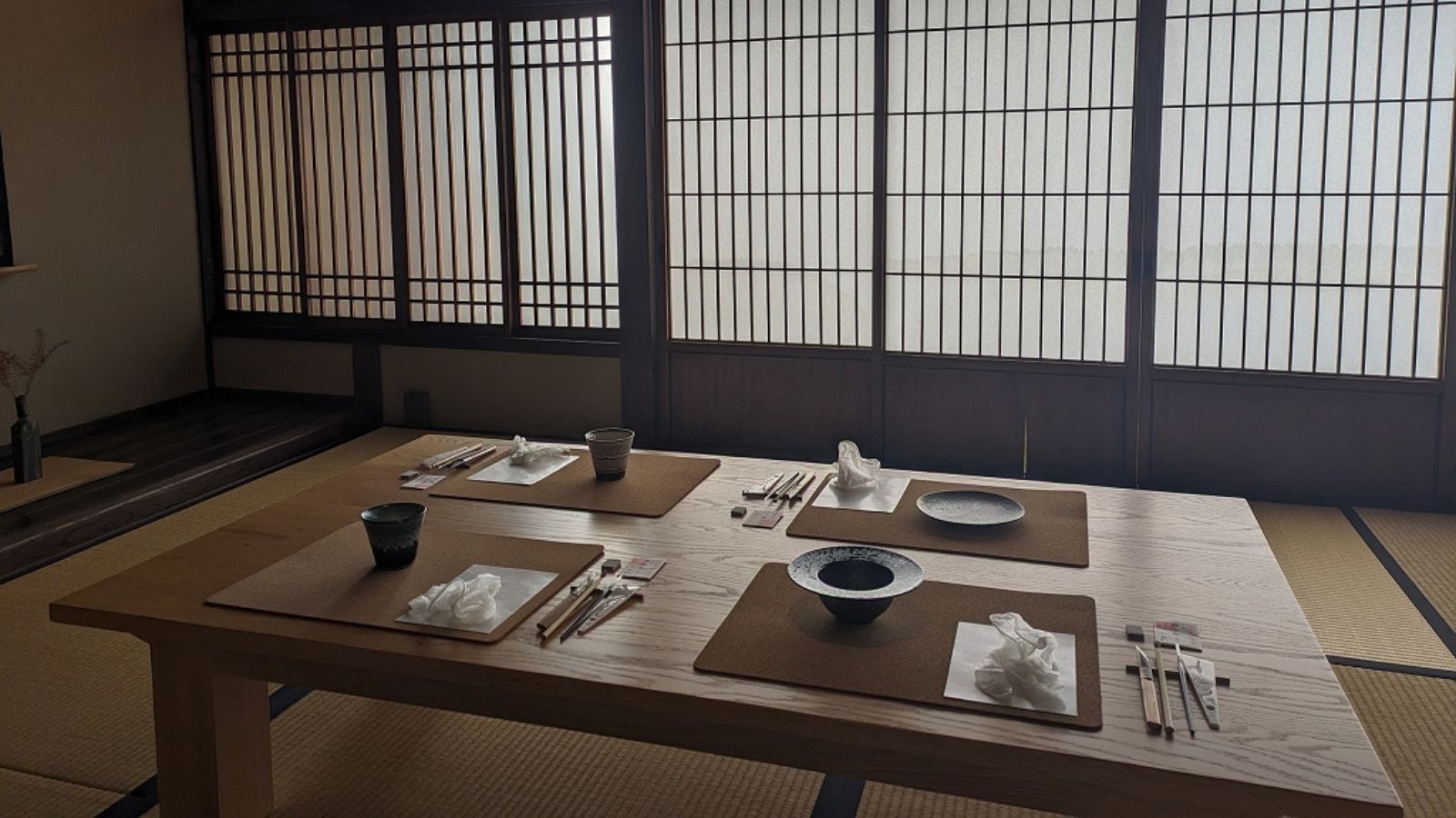 【アクティビティ】銀継ぎ体験では、修復の最終工程「銀粉でお皿に蒔絵」をする体験をお愉しみいただけます