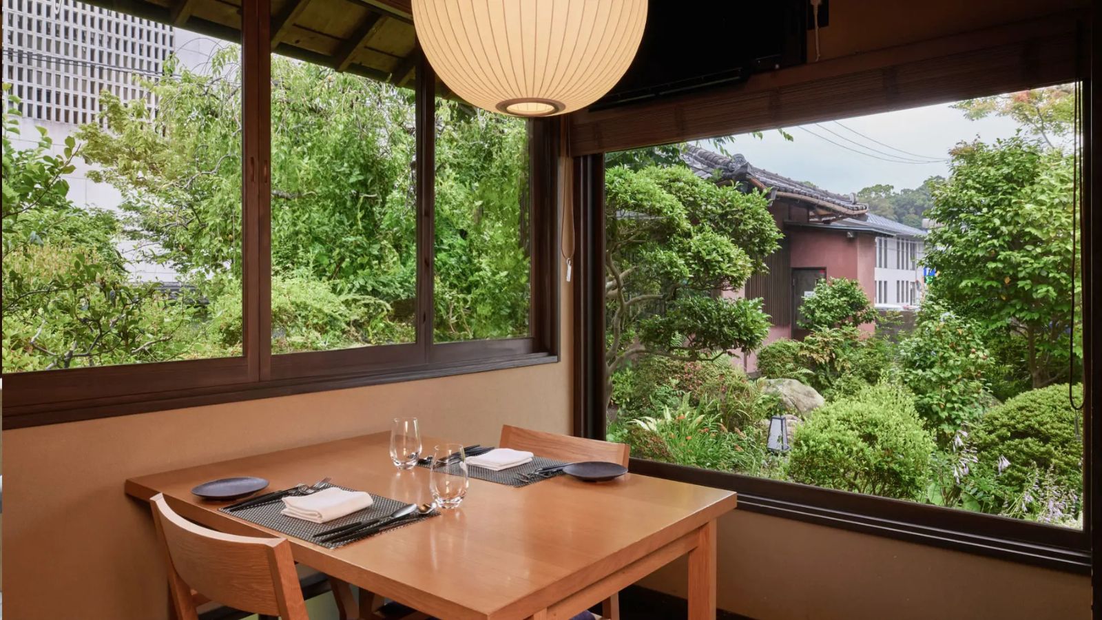 【ダイニング】明治時代から門前町に佇むかつての料亭で、日本庭園を臨みながらご堪能いただけます。