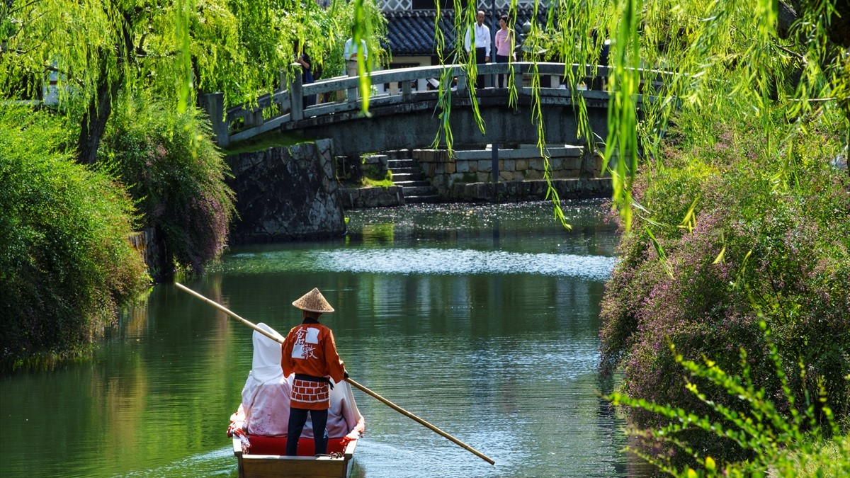 写真提供：岡山県観光連盟　倉敷美観地区　くらしき川舟流し