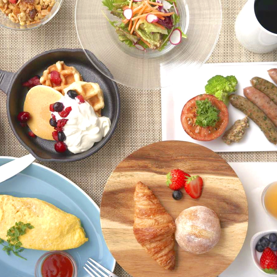 【ビュッフェ朝食付】太陽降り注ぐレストランで、関西ならではの料理が揃う朝食ビュッフェを楽しむ