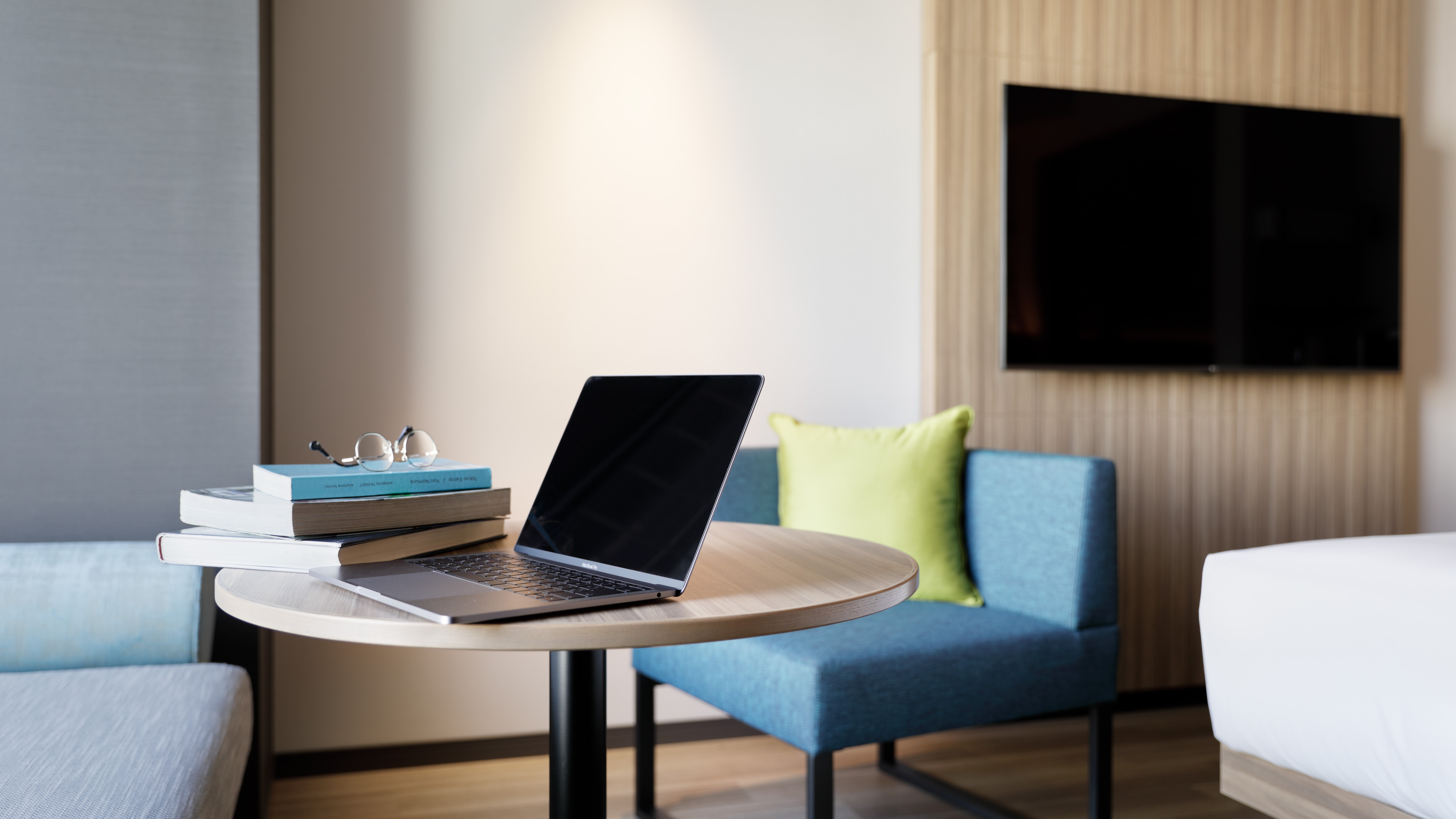 ：平均25平米の客室はゆったりとした広さで、無料のWi-Fiをはじめ、快適なホテルステイを提供します