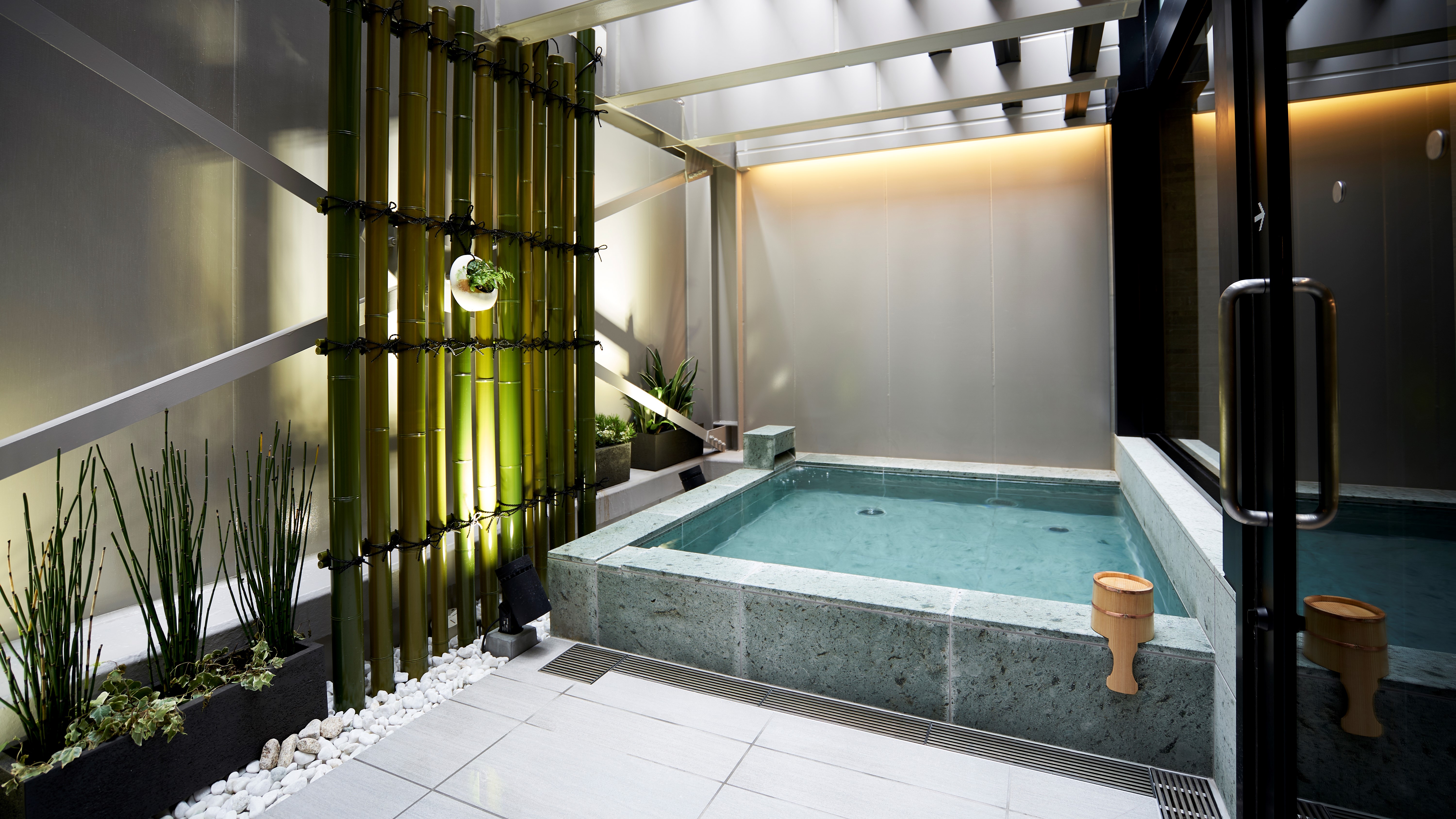 ：露天風呂　ホテル2階の大浴場には露天風呂もございます。ビジネス、レジャーの疲れをゆったりと癒します