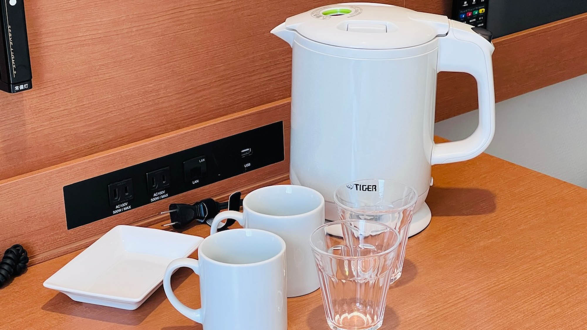 豊富な備え付け備品一覧。暖かい飲み物も冷たいお飲み物も。自動販売機も設置がございます。