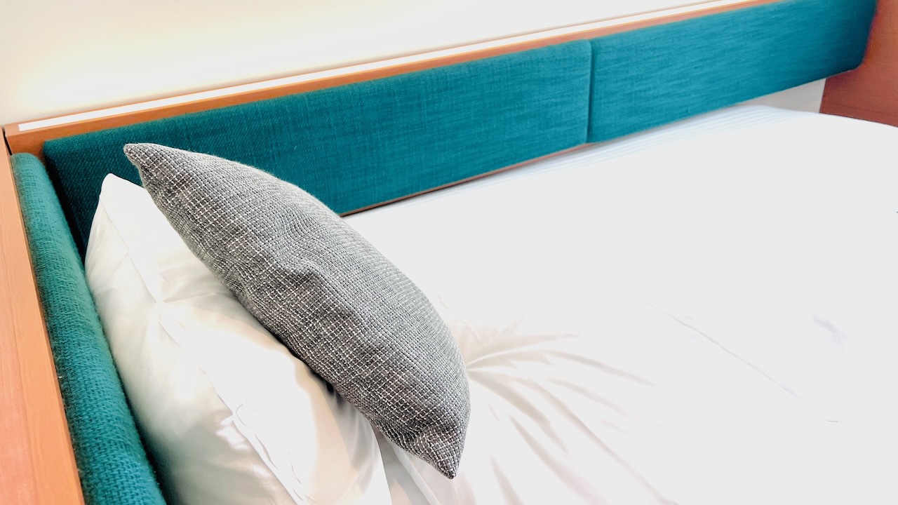 枕にクッションがあるのは西鉄イン日本橋ならでは♪ゆったりとおくつろぎいただける自慢のお部屋です。