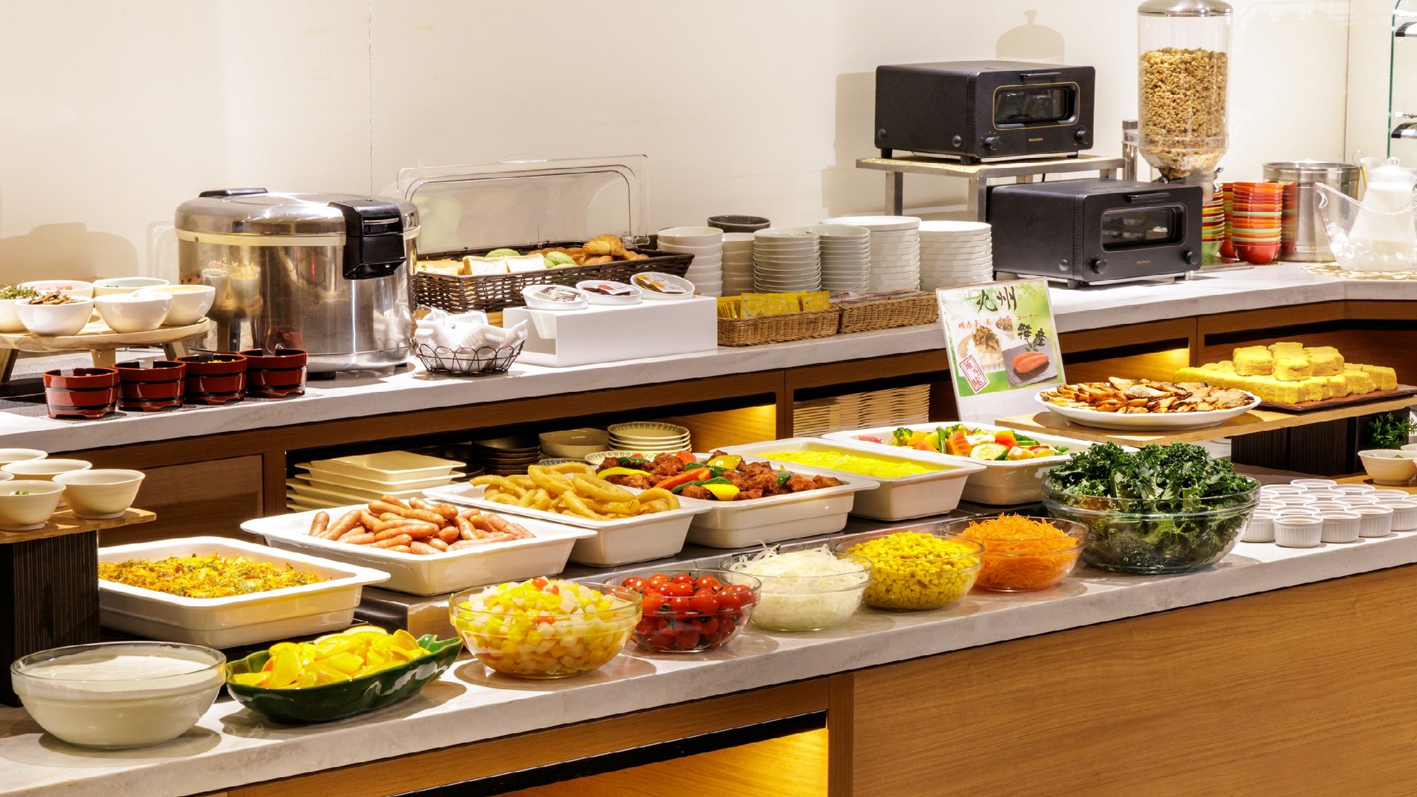 朝食ブッフェには色とりどりの料理が並びます♪