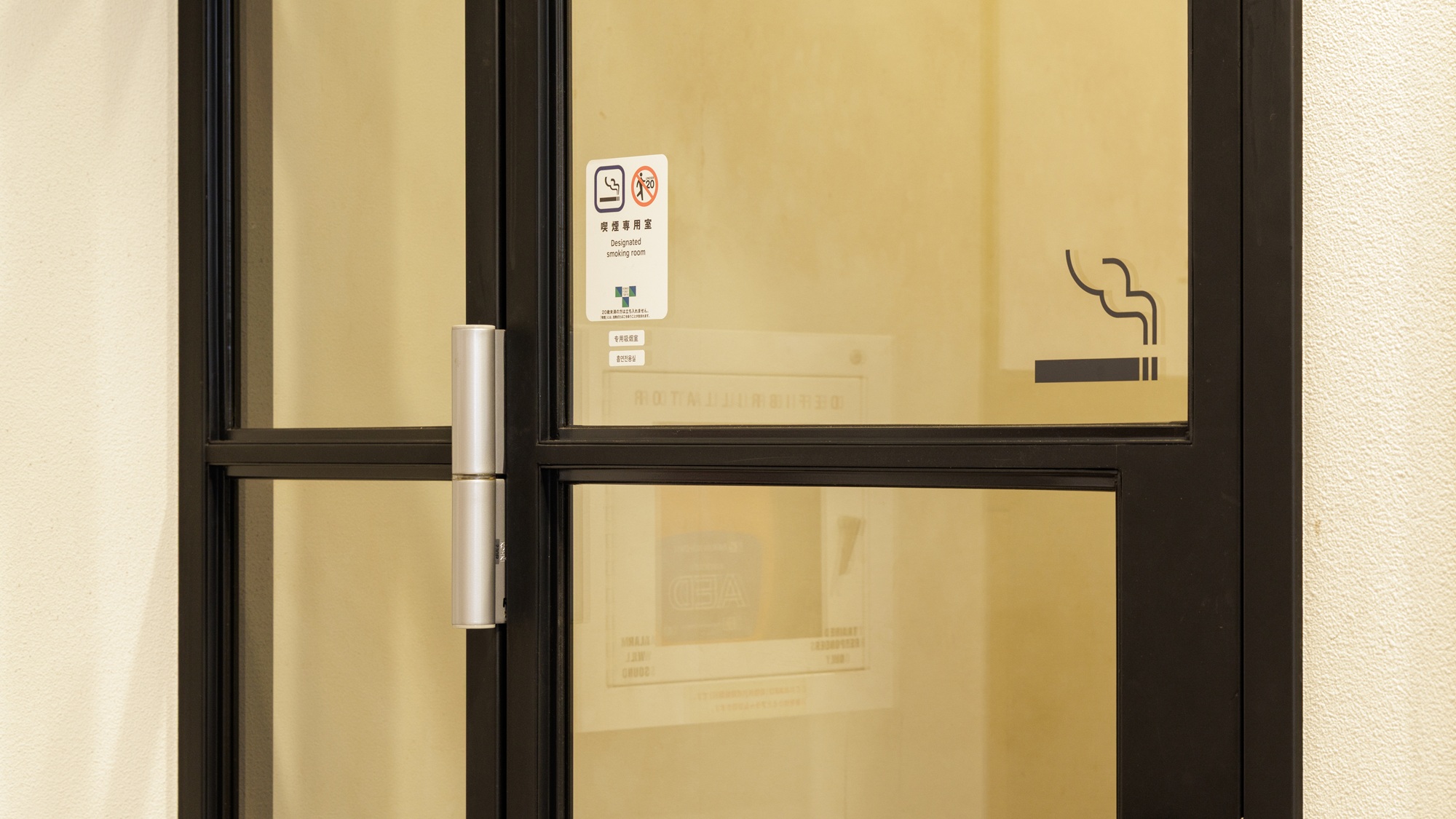 ロビーには喫煙所がございます。