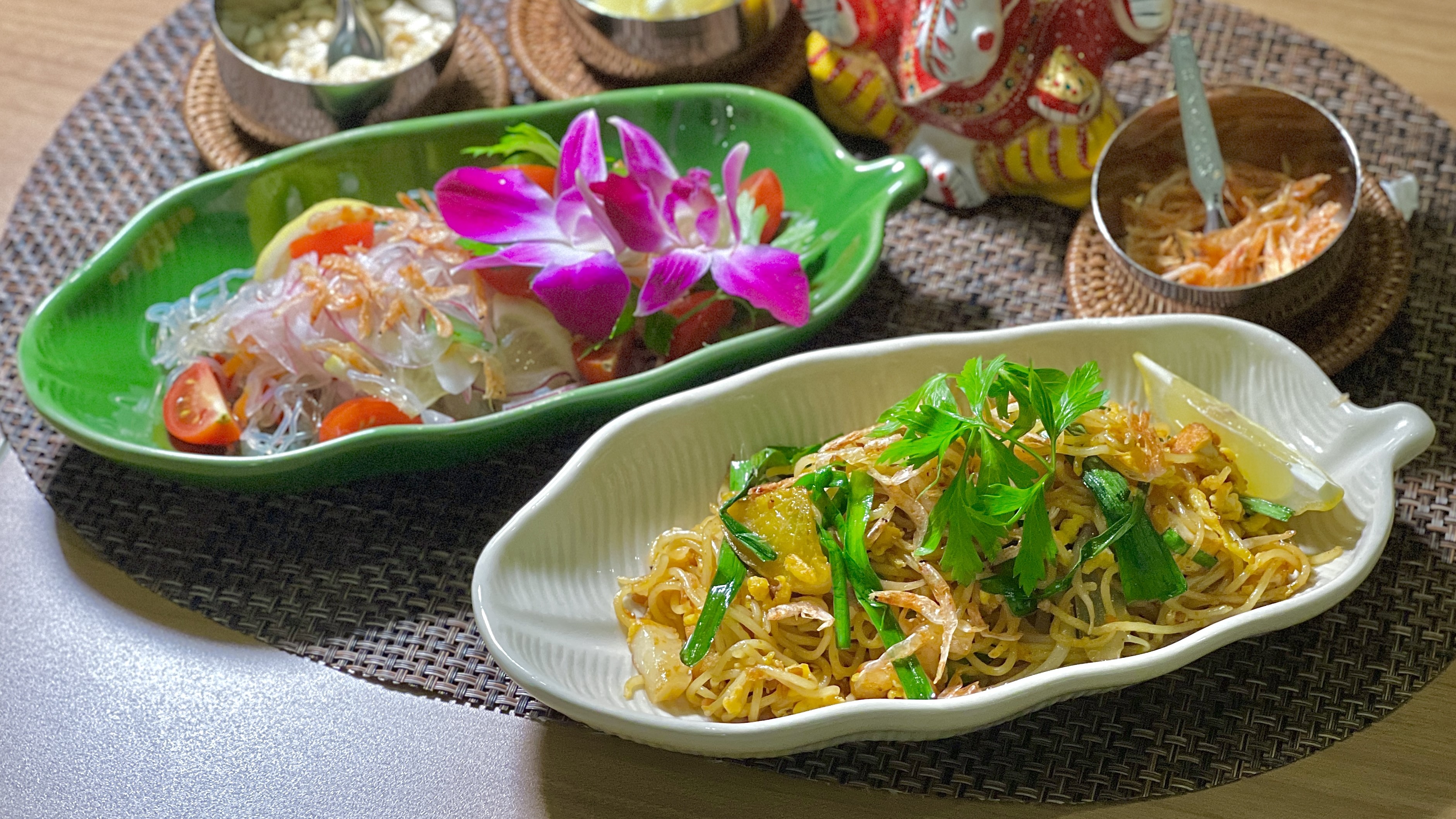 ＜期間限定＞タイ風やきそばと春雨サラダ