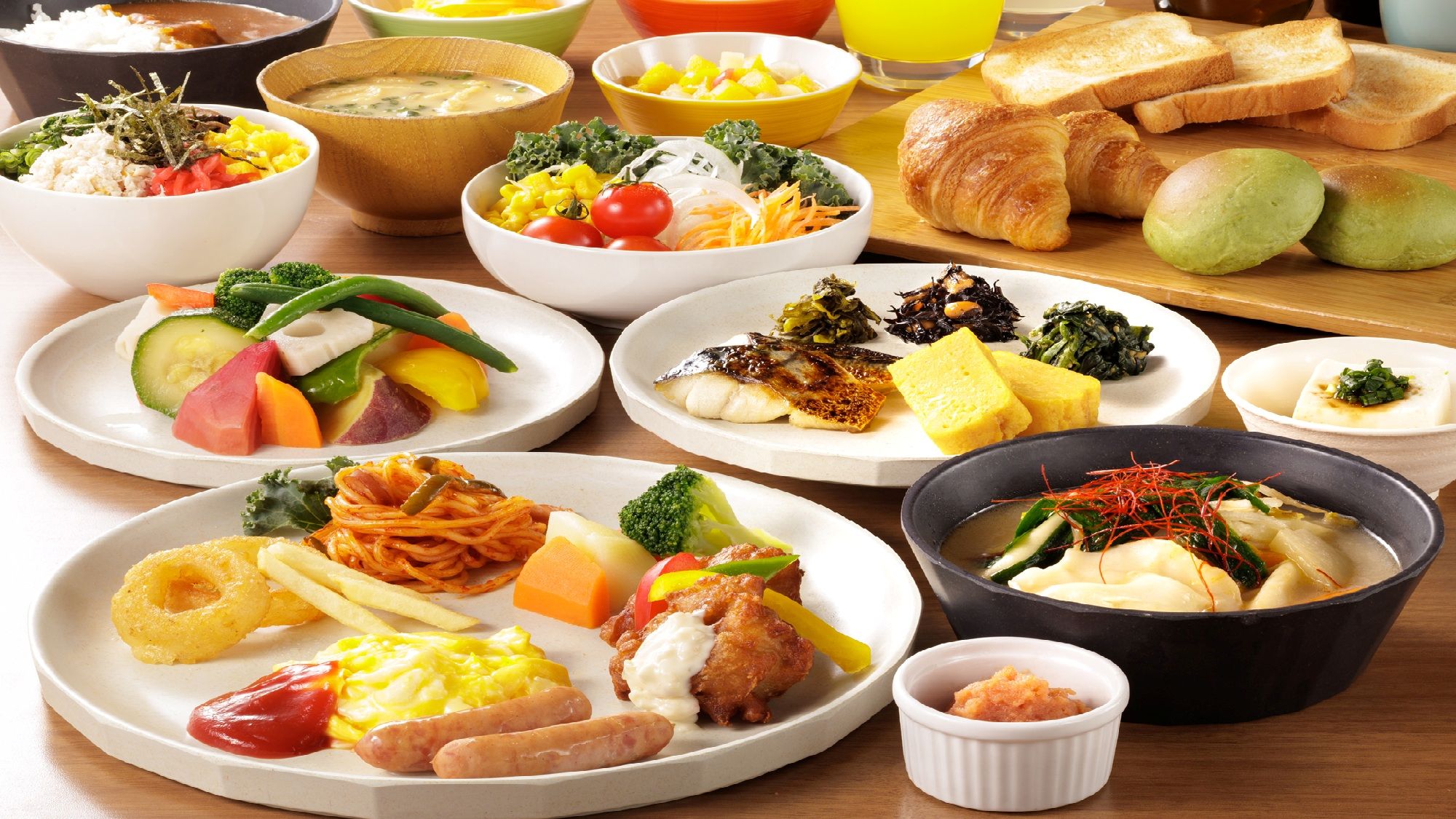 朝食ブッフェには色とりどりの料理が並びます♪