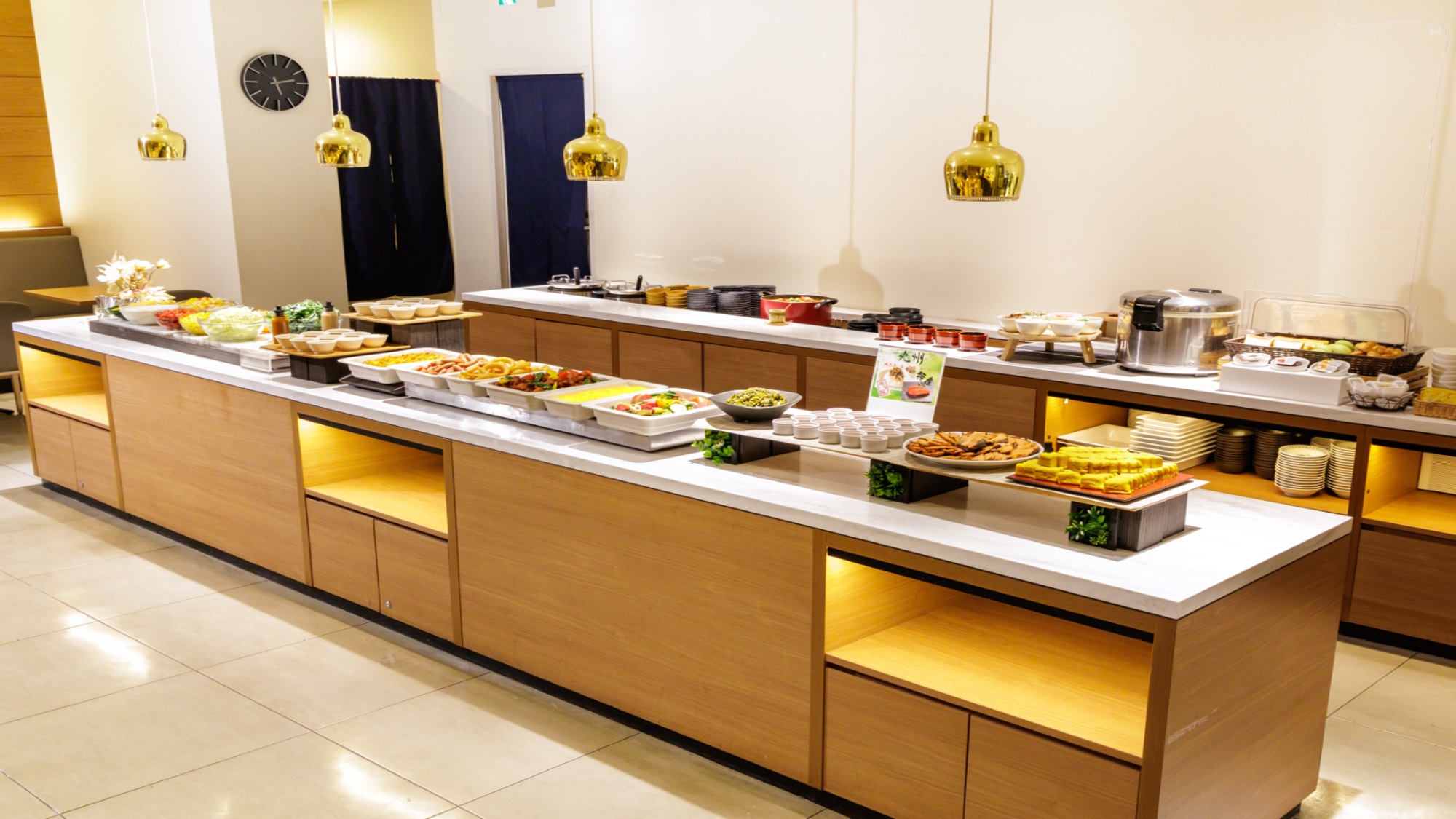 朝食会場　ビュッフェ台　