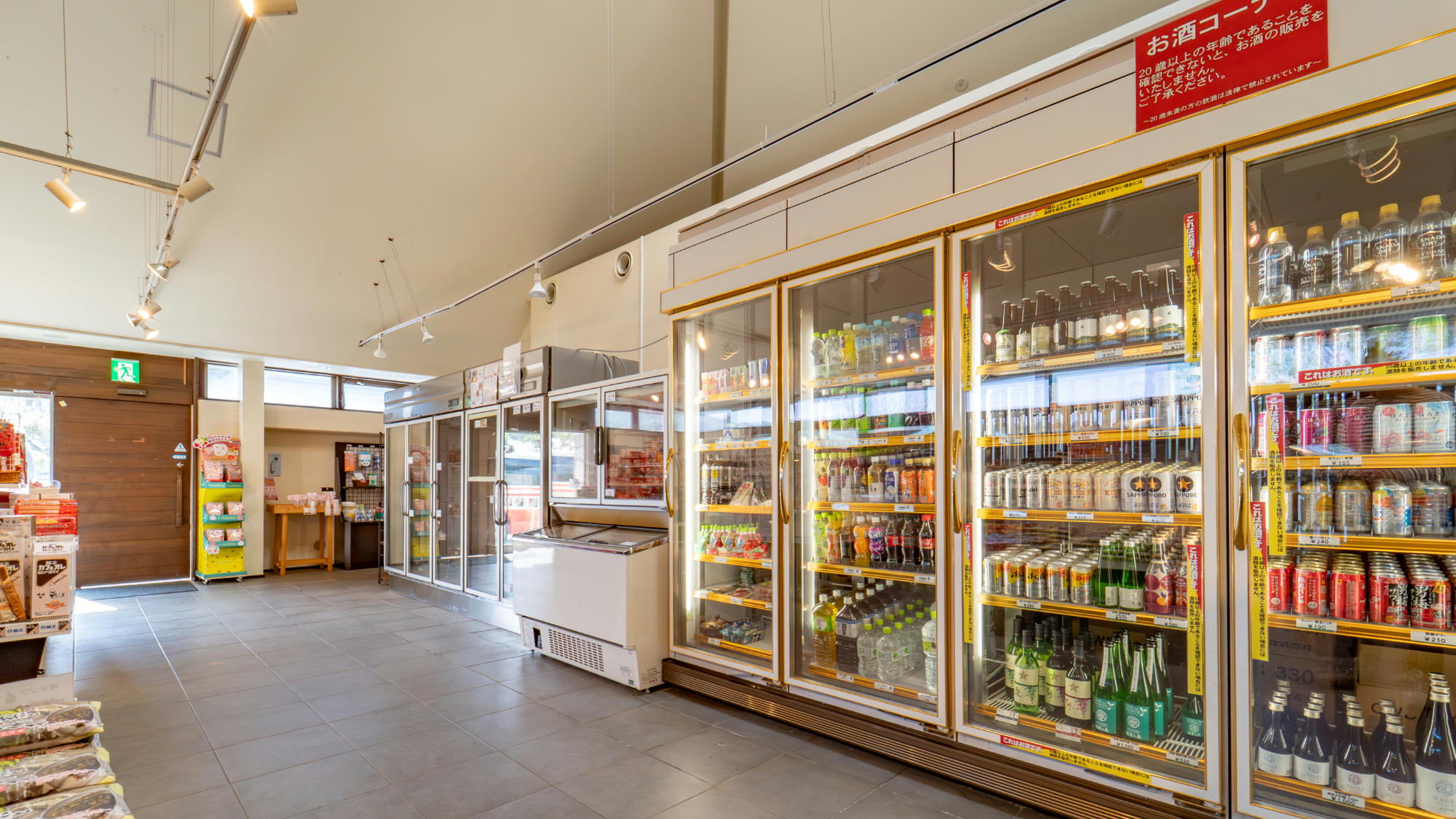 【売店】お酒コーナーもご用意しております。