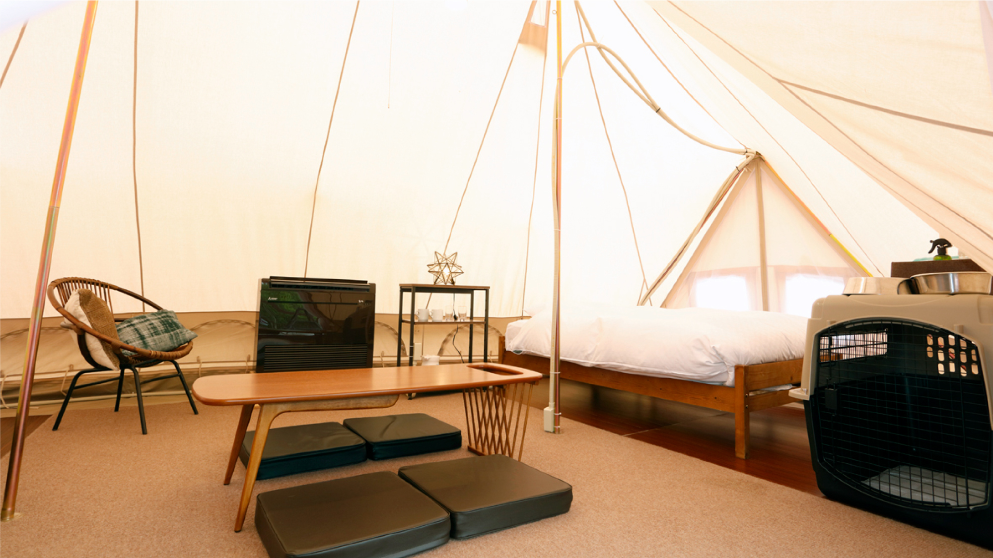 【ドッグフリーグランピング】テントの中にはモダンな家具を配置