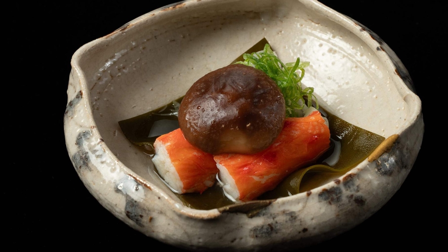 タラバ蟹と北海道和牛の饗宴：タラバ蟹酒蒸し 玉ねぎ 椎茸