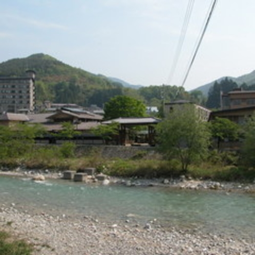 ＜外観＞　宿の前には阿知川が流れています