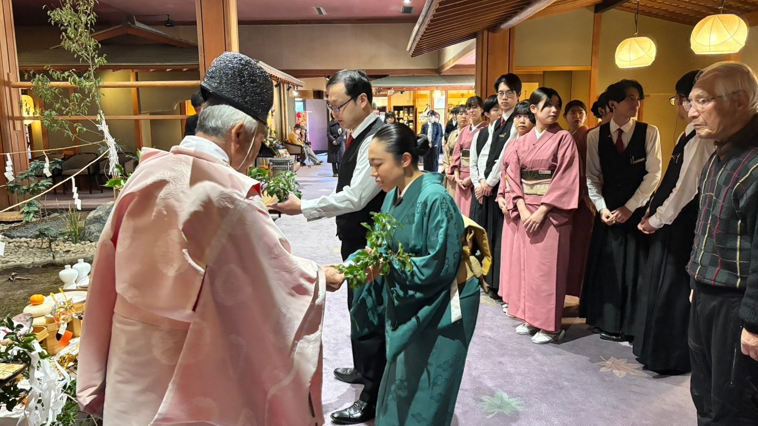 元旦に阿智神社の宮司様に 執り行っていただいた際の 神事の様子です