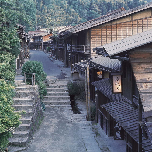 ＜妻籠宿＞　中山道の宿場町の雰囲気を今に伝えています