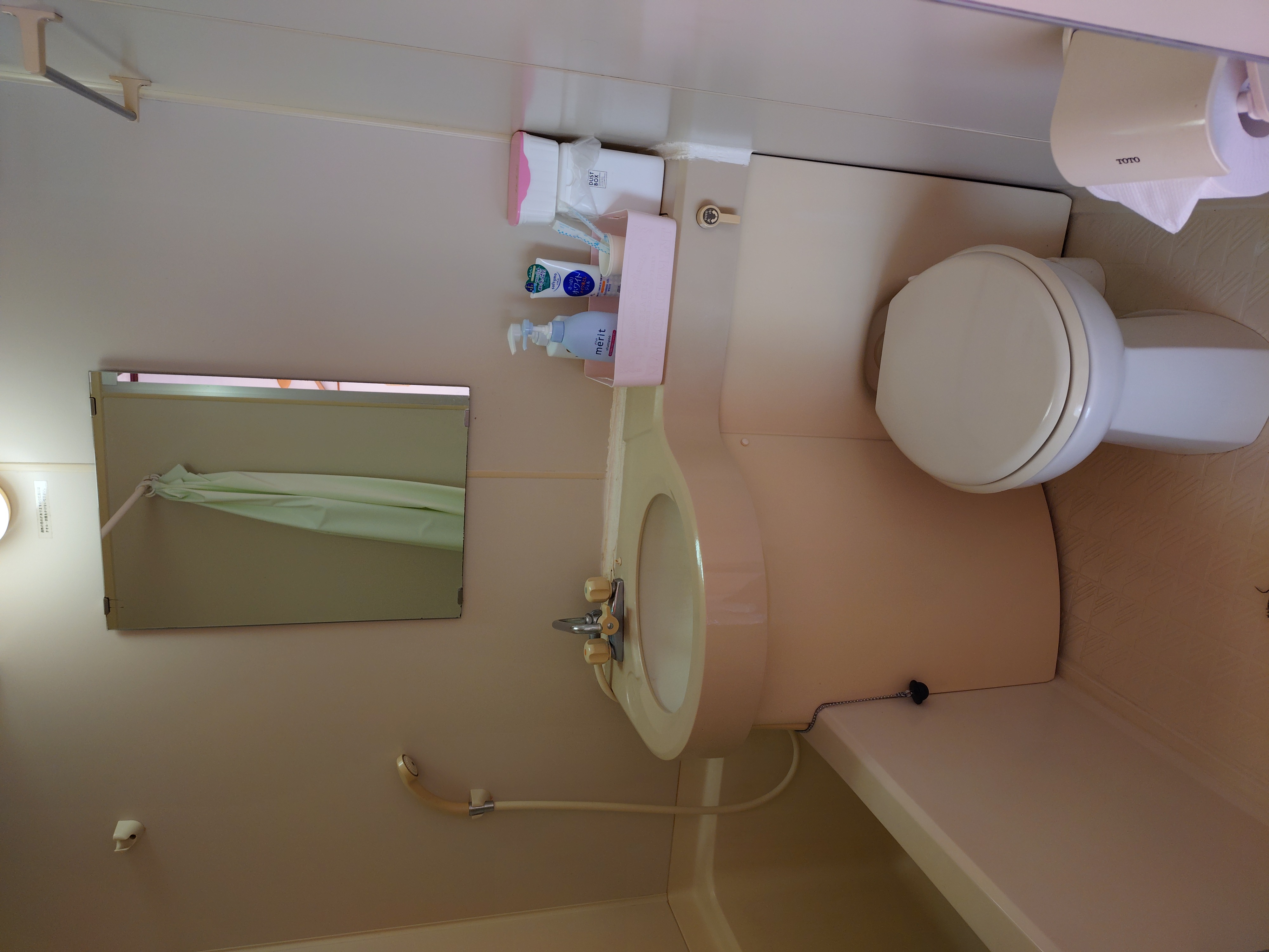 ツイン室　シャワー、トイレ付