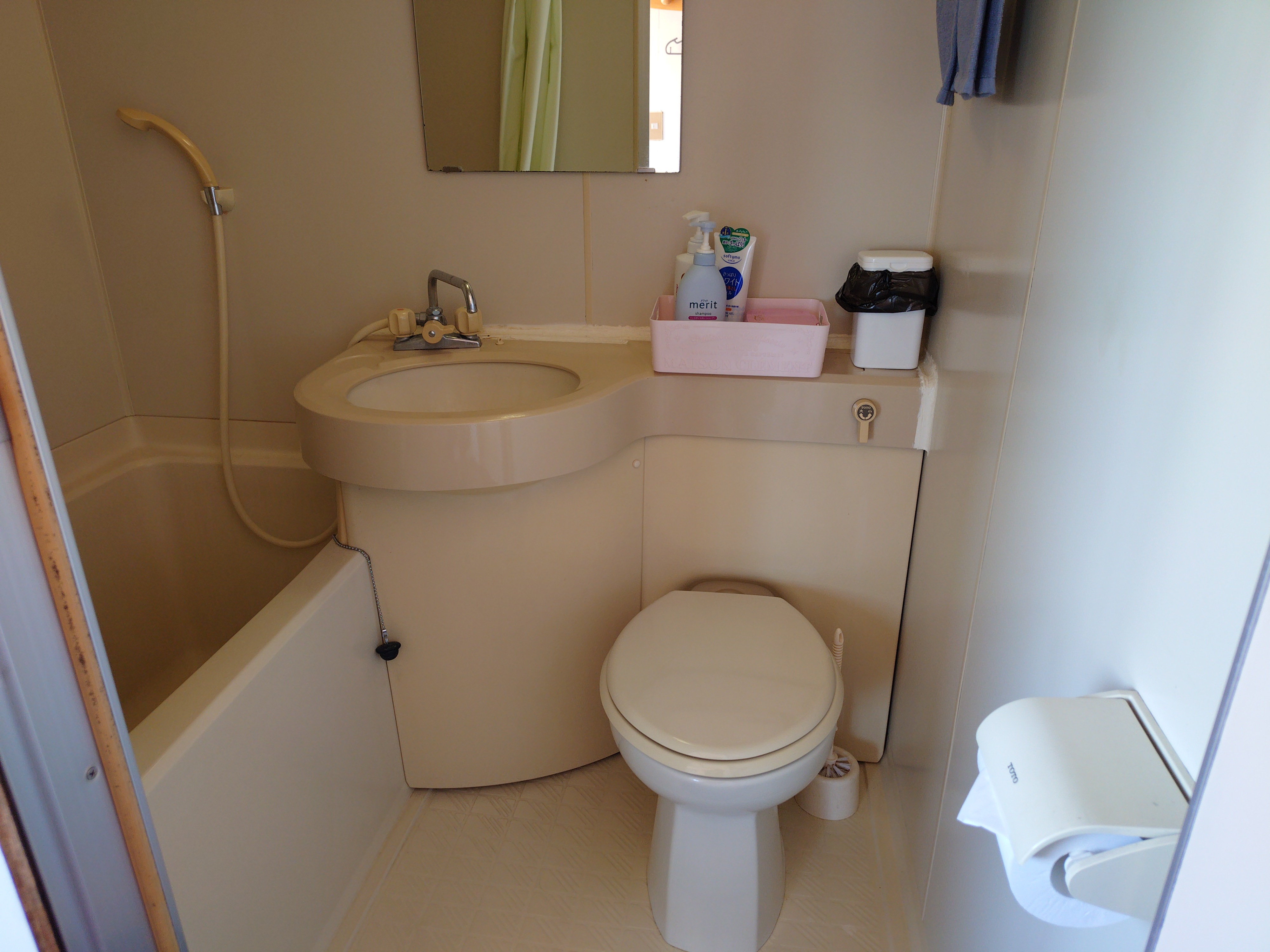 ツイン室　シャワー、トイレ付