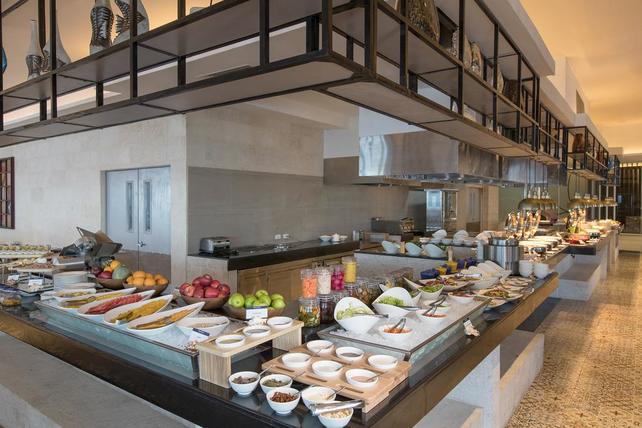 【ご朝食会場】　Tradewinds Cafe (トレード・ウィンズ・カフェ)