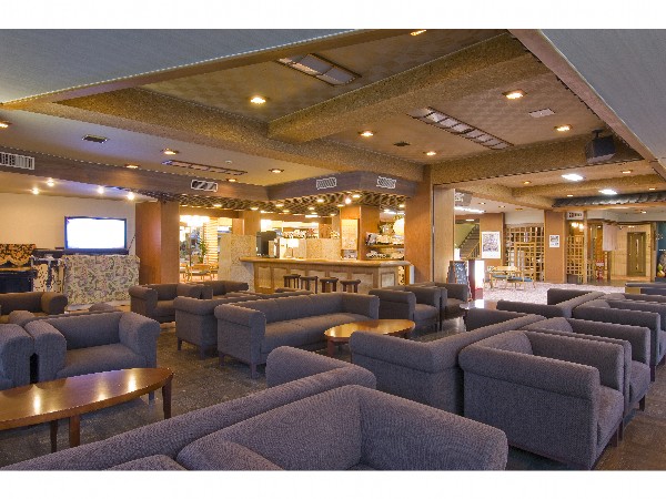 レトロな雰囲気なラウンジ「雨情(うじょう)」となります。朝はカフェとして、夜はカラオケバーとしてご利用頂けます。【営業時間】カフェ・・・7:00～10:00頃　　　バー・・・20:00～24:00頃　※夜は不定休となります。