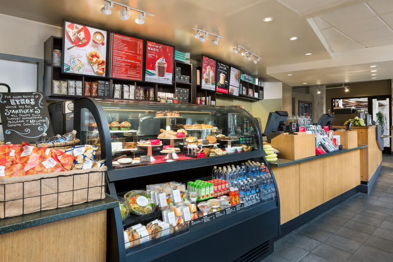 ロビーからスターバックスと直結