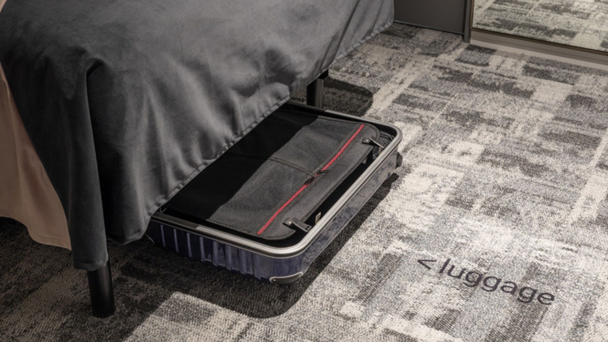 大きなスーツケースでもベッド下に充分なスペースがあるので安心