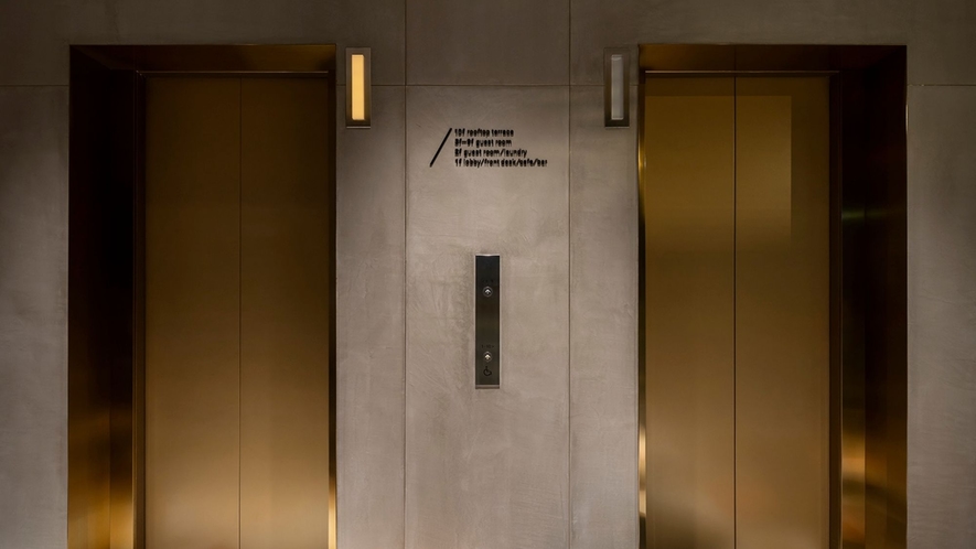 １Fエレベーター客室や１０Fラウンジ＆ルーフトップテラスへ　客室フロアへはカードキーが必要です。