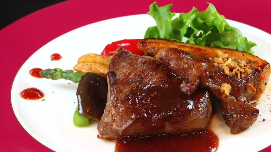 #鹿×猪のステーキ　食感・味が全く違う2種類のお肉を是非食べ比べてみてください。