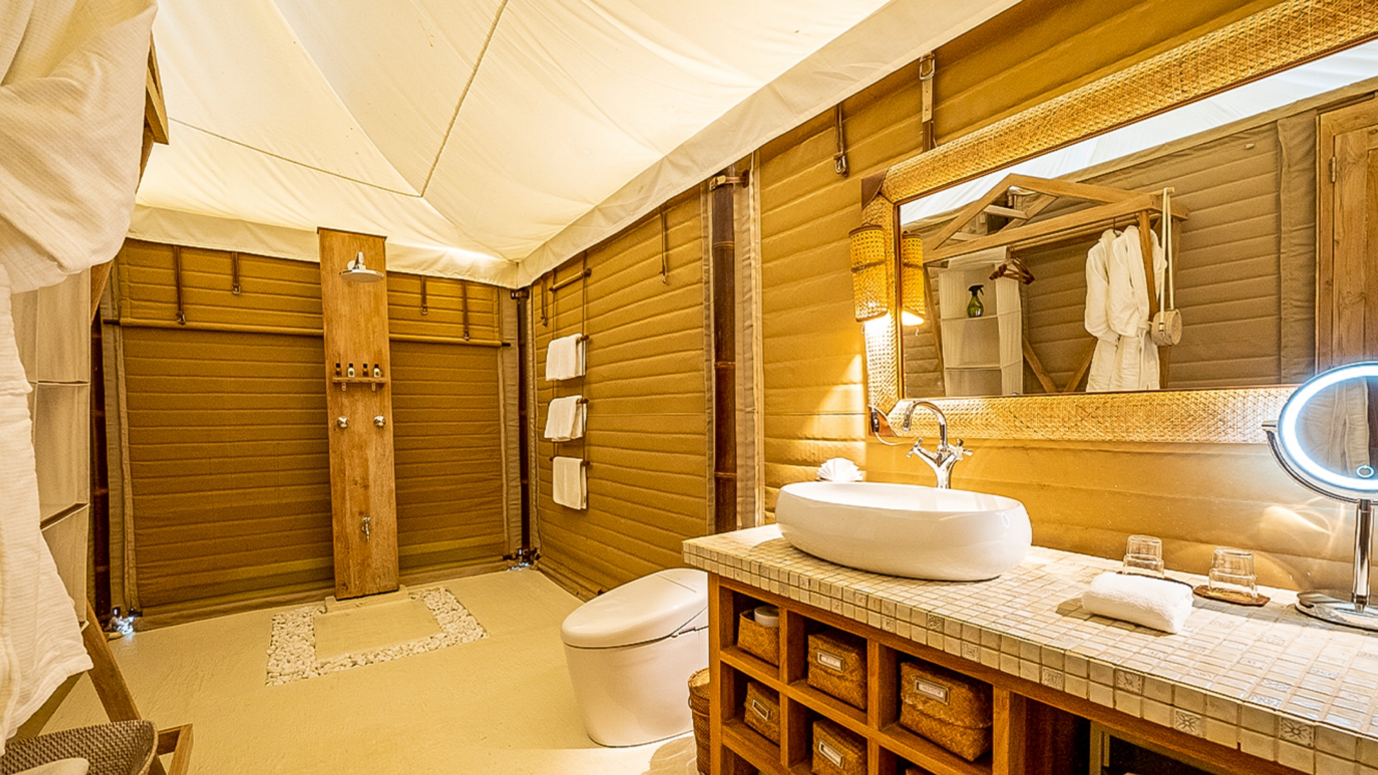 *【バスルーム】自然素材を使った上質なバスルームで快適な滞在。