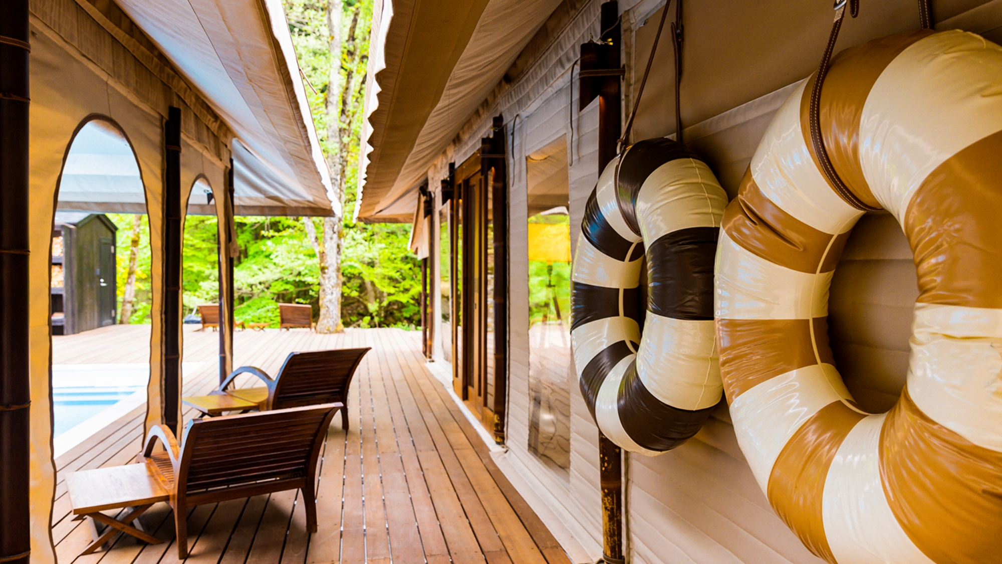 *【テラスチェア】森に囲まれたウッドデッキでリラックス。