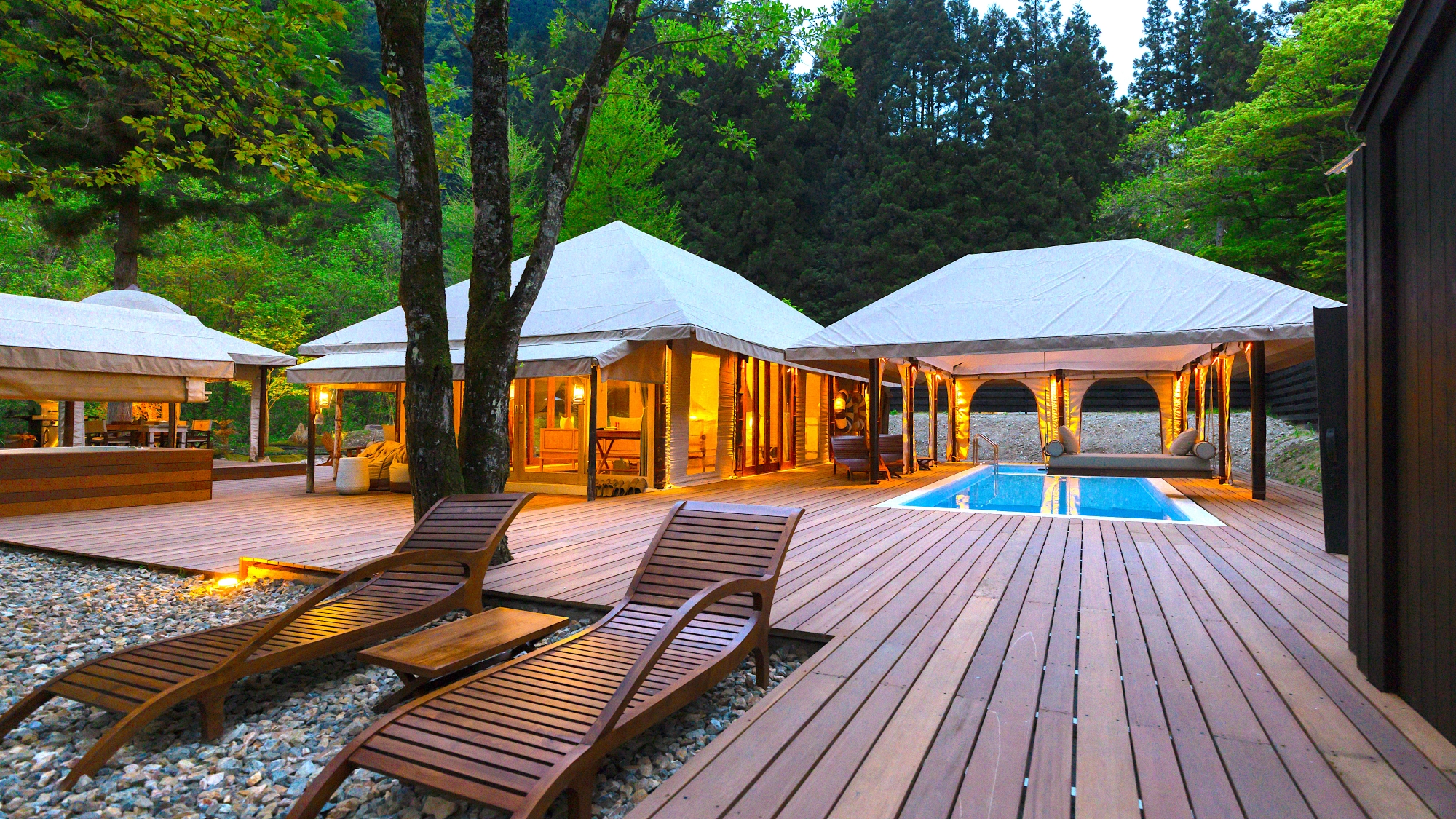 *【プールエリア】自然の中のプライベートプールで極上の癒しを。