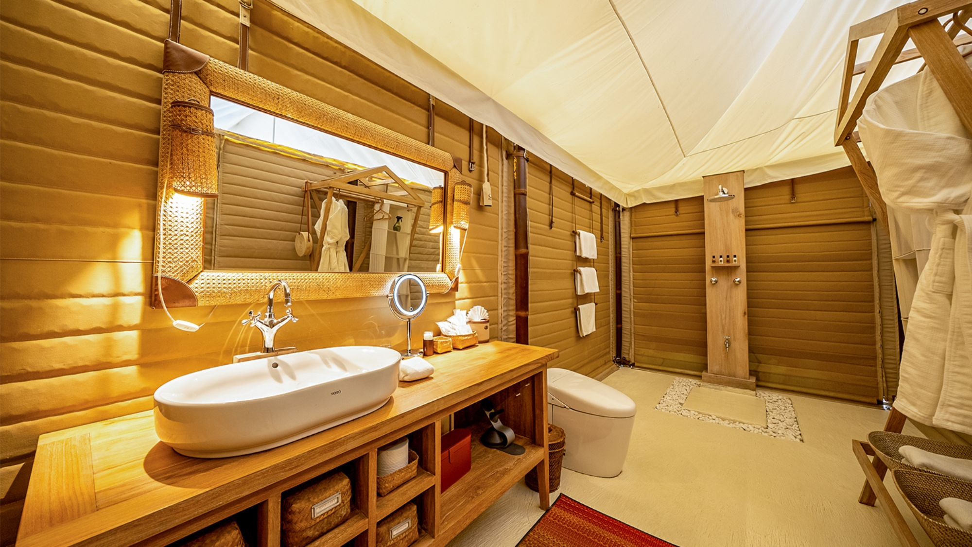 *【バスルーム】テント内とは思えないラグジュアリーな水回り。