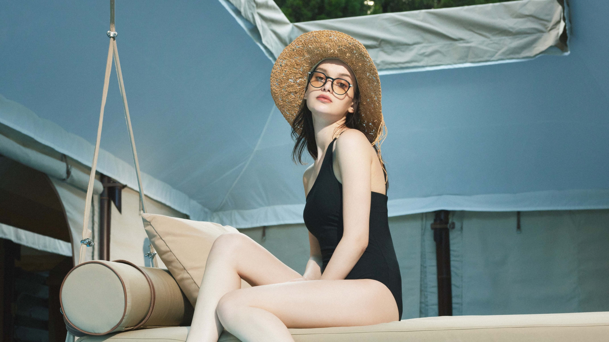 *【プールサイド】涼やかな風が心地よいプールサイドで至福のひととき。