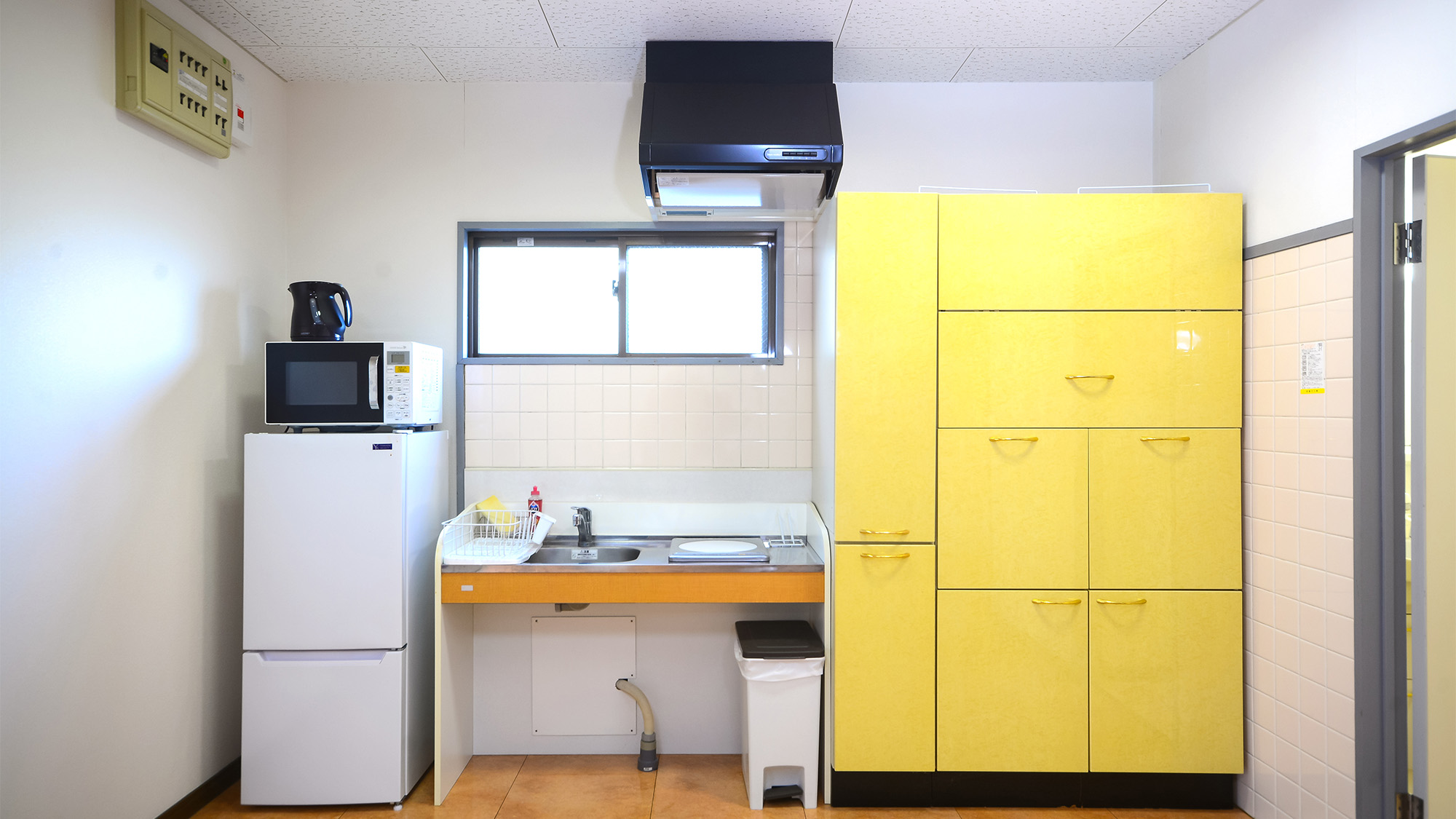 ・＜3F＞コンパクトなキッチンとポップな黄色の収納家具